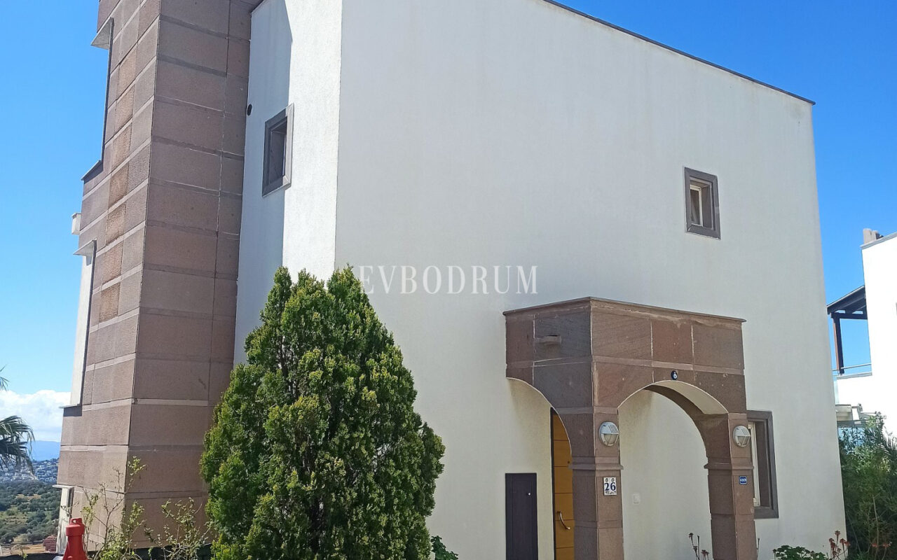 Deniz manzaralı, ortak havuzlu tripleks villa