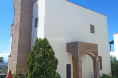 Deniz manzaralı, ortak havuzlu tripleks villa