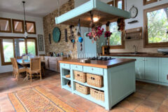 Denize Yürüme Mesafesinde Havuzlu Geniş Villa