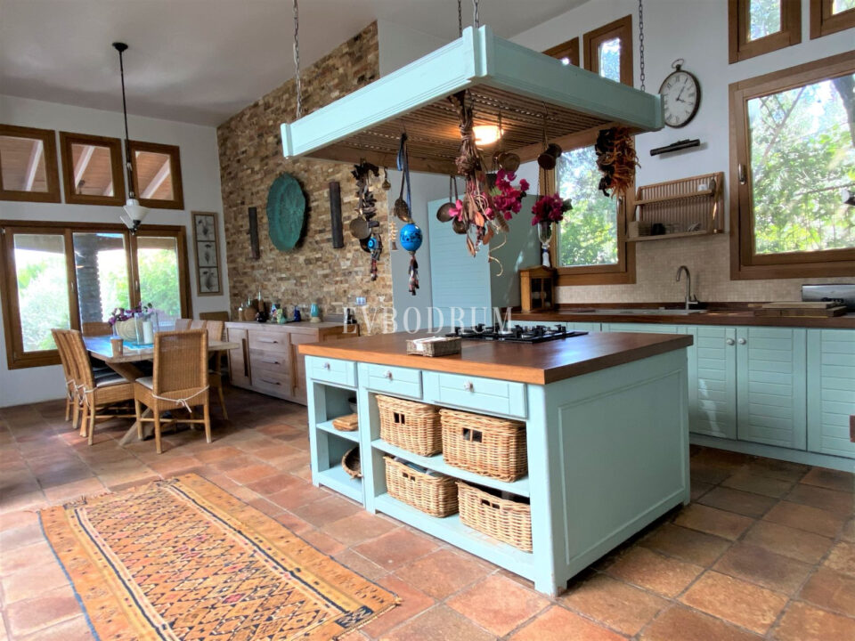 Denize Yürüme Mesafesinde Havuzlu Geniş Villa – Görsel 9