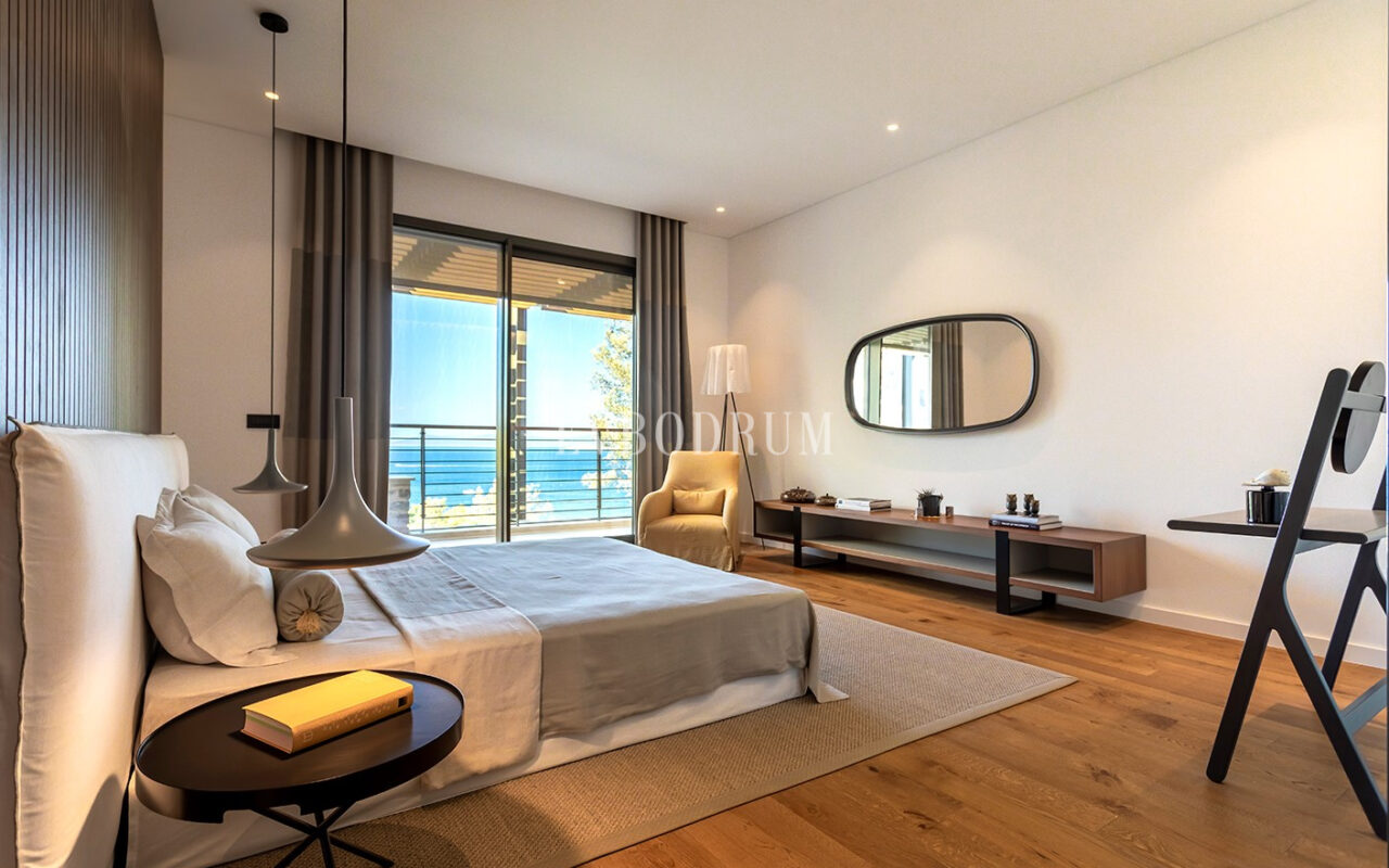 Yeni Proje: Denize Sıfır, Geniş, Havuzlu villa