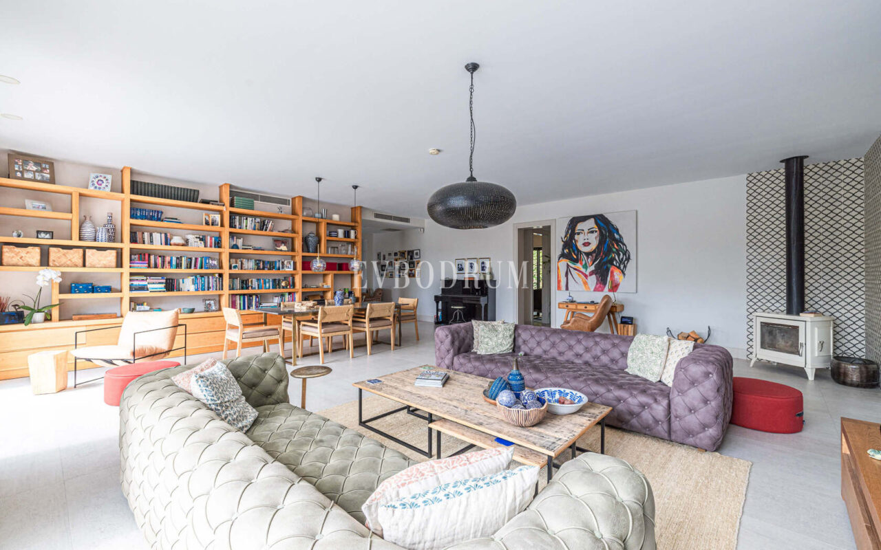 Merkezi lokasyonda zarif, tek katlı, havuzlu villa