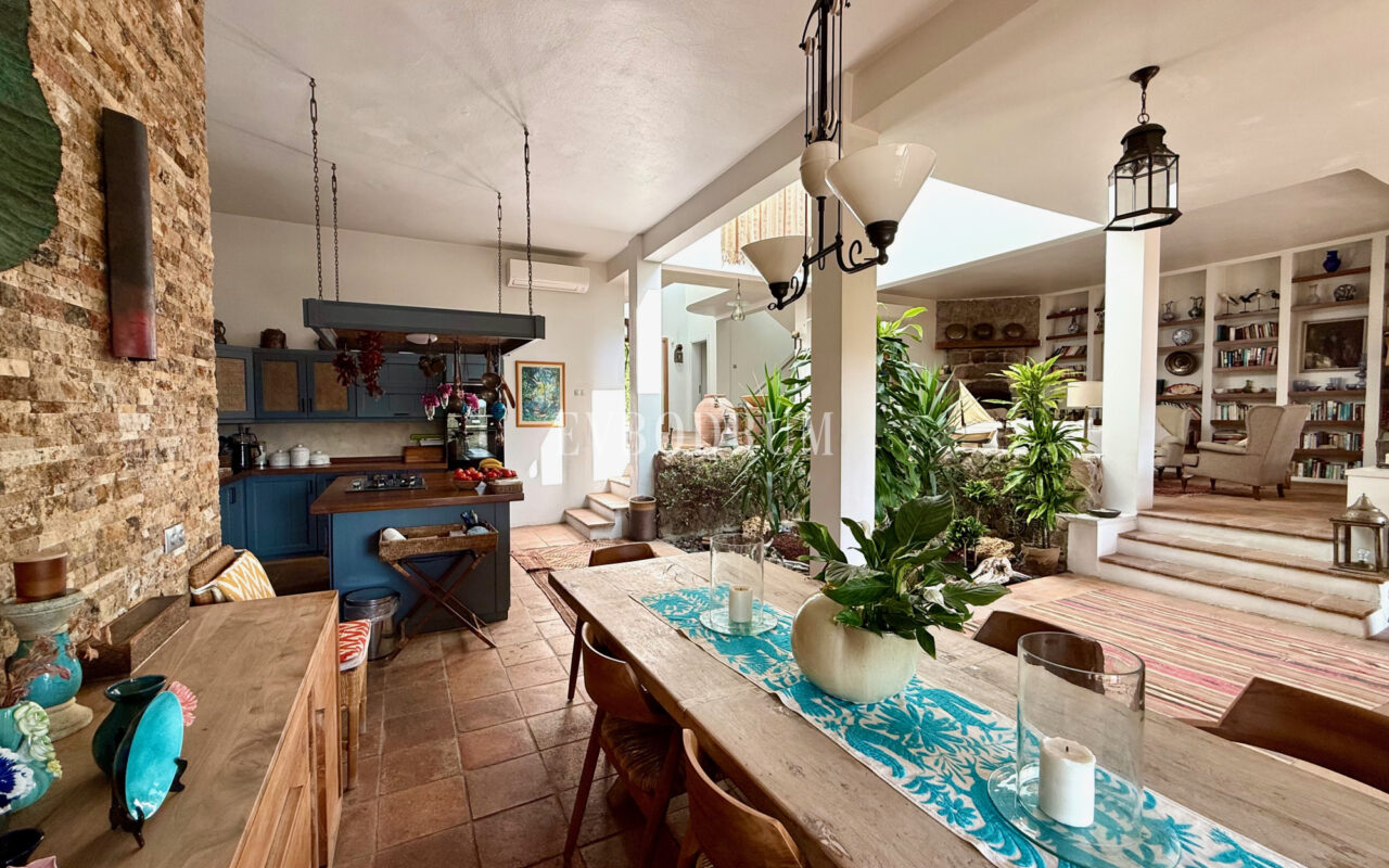 Plaja yürüme mesafesinde, havuzlu ve bahçeli geniş villa