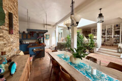 Plaja yürüme mesafesinde, havuzlu ve bahçeli geniş villa