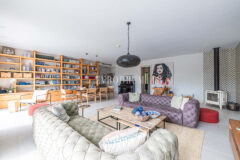 Merkezi lokasyonda zarif, tek katlı, havuzlu villa