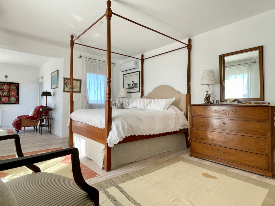 Yazlık kiralık villa, deniz manzarası ve özel havuz, 8 misafir – Görsel 1