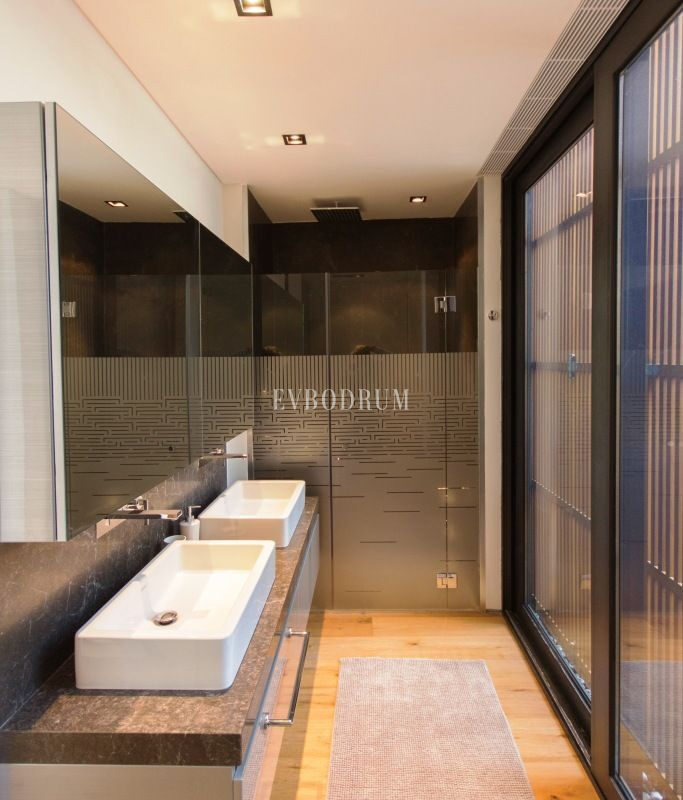 Denize sıfır özel havuzlu villa