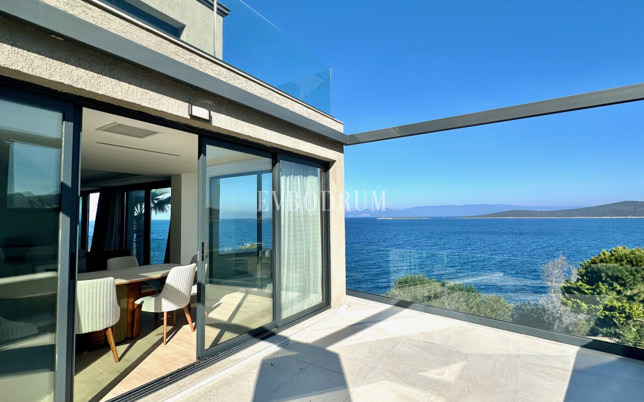 Ön sırada, havuzlu ve plaja erişimli yeni villa