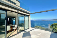 Ön sırada, havuzlu ve plaja erişimli yeni villa