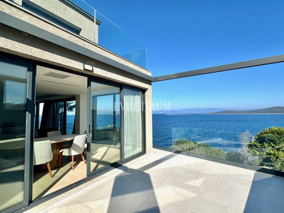 Ön sırada, havuzlu ve plaja erişimli yeni villa – Görsel 14