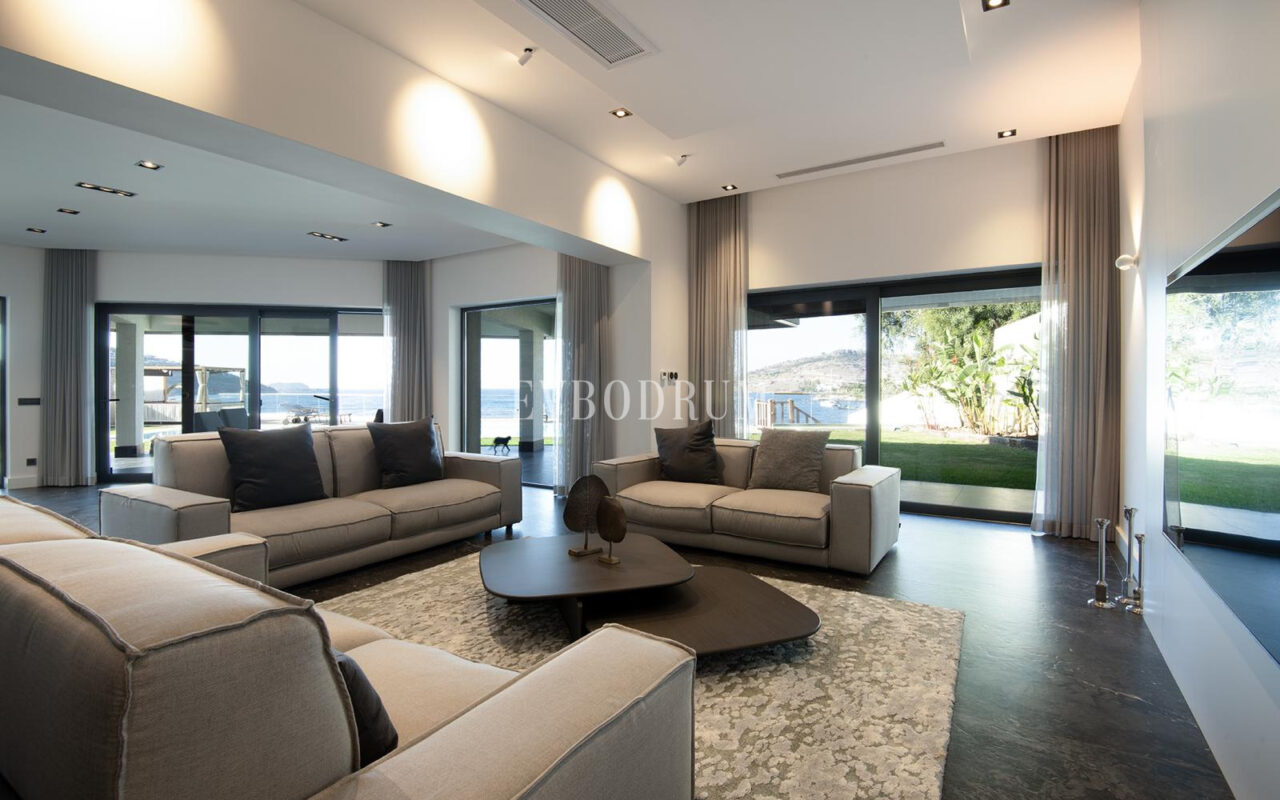 Yalıkavak'ta denize sıfır, özel iskeleli lüks villa