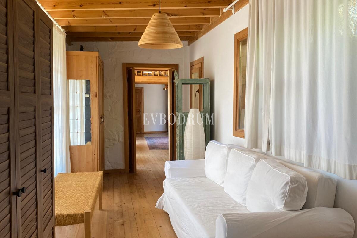 Gümüşlük, Karakaya’da bahçe içinde müstakil taş villa