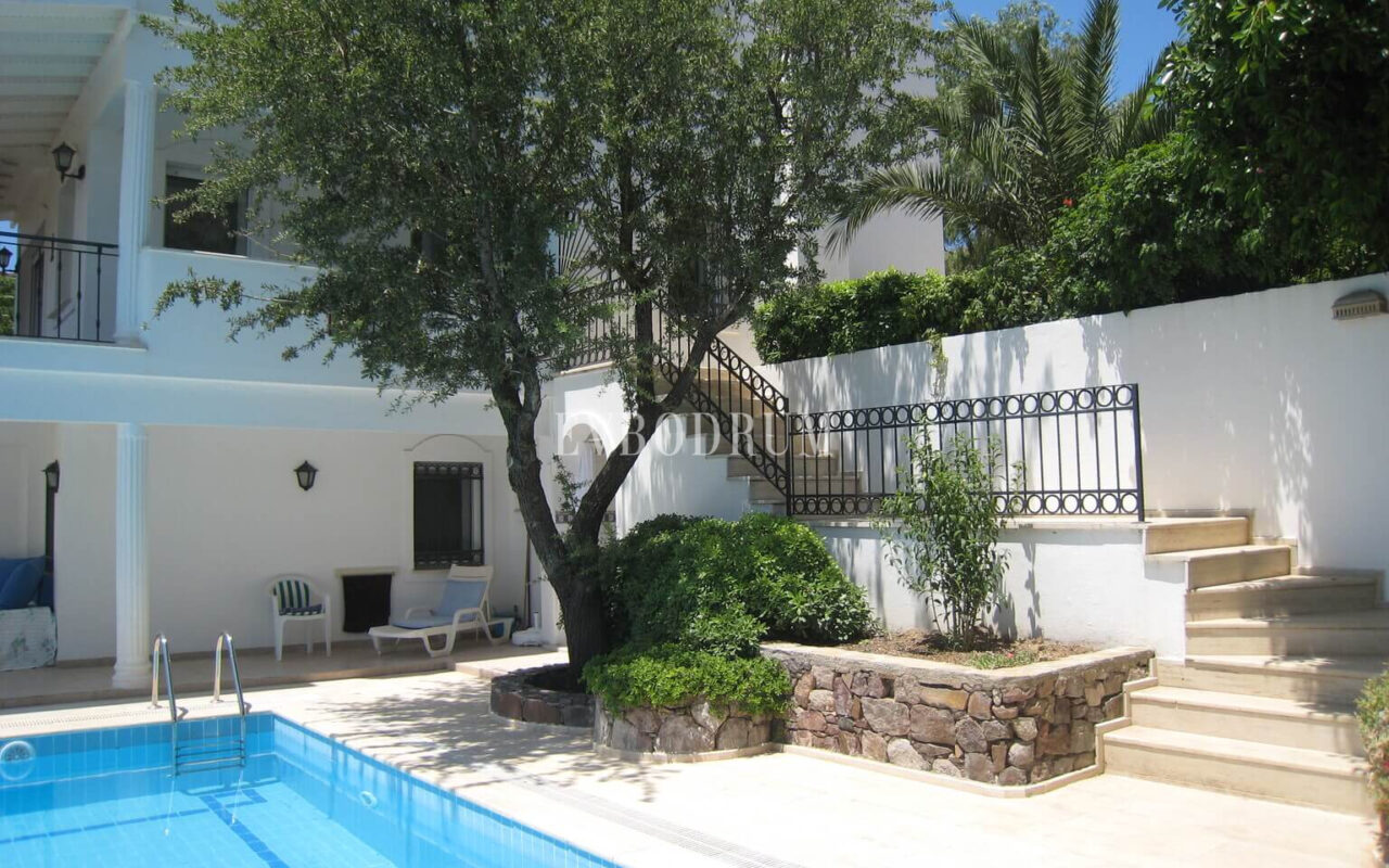 Yalikavak Küdür, önü kapanmaz deniz manzaralı 3 katlı villa