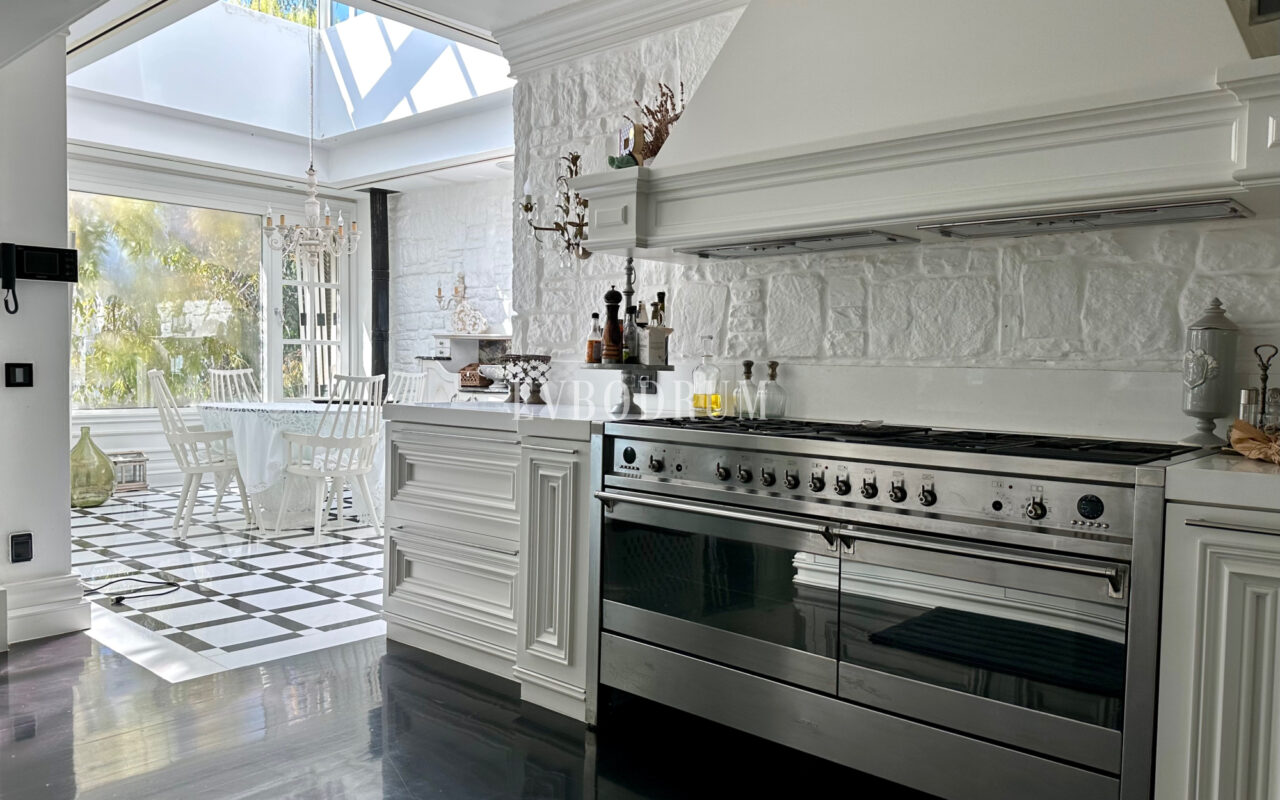 Zarif ve özel, havuzlu, manzaralı şehir evi