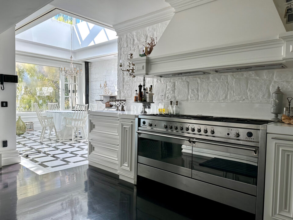 Zarif ve özel, havuzlu, manzaralı şehir evi – Görsel 22