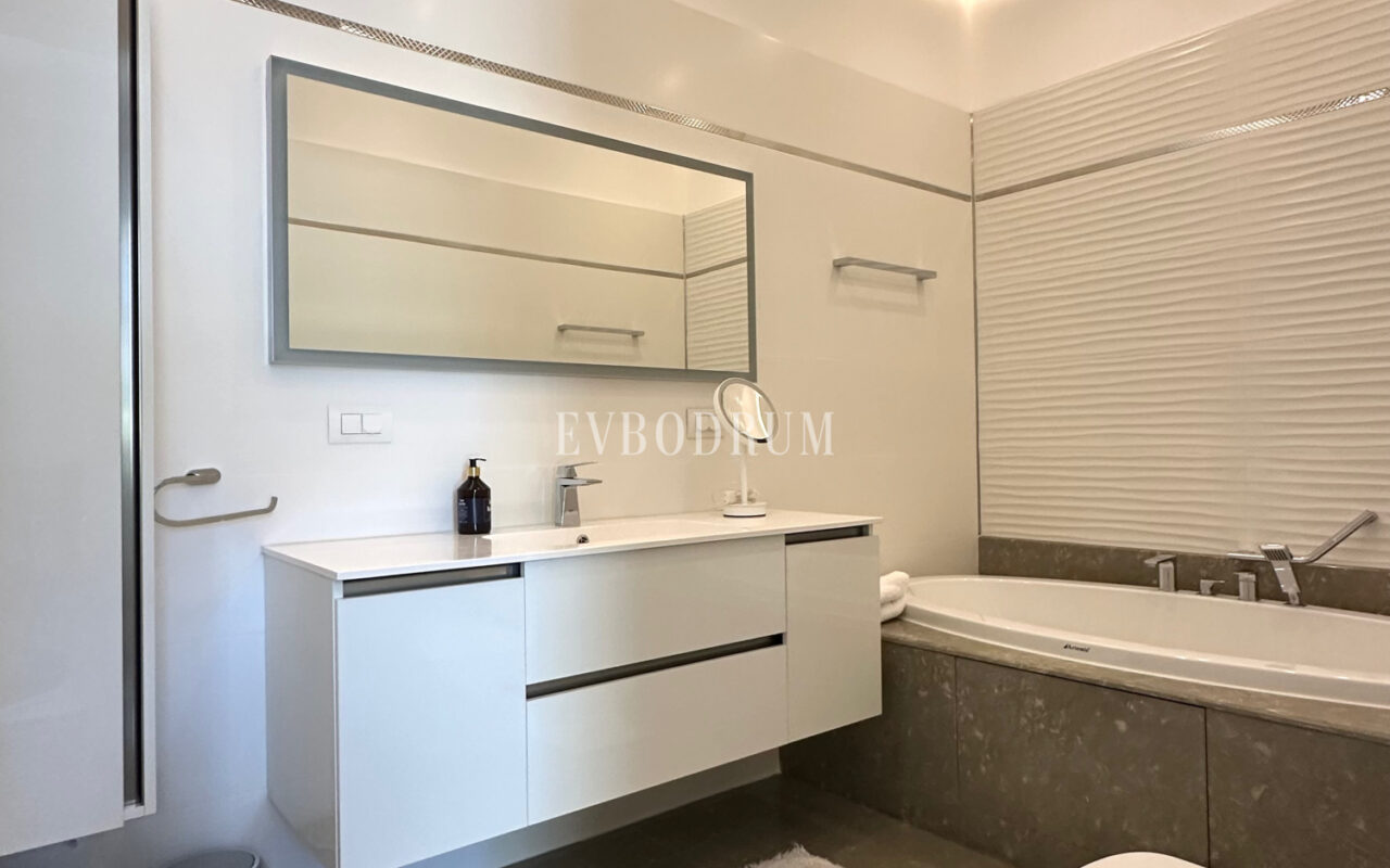 Bitez’de 2 Havuzlu, Misafir Evli Büyük Bahçeli Villa