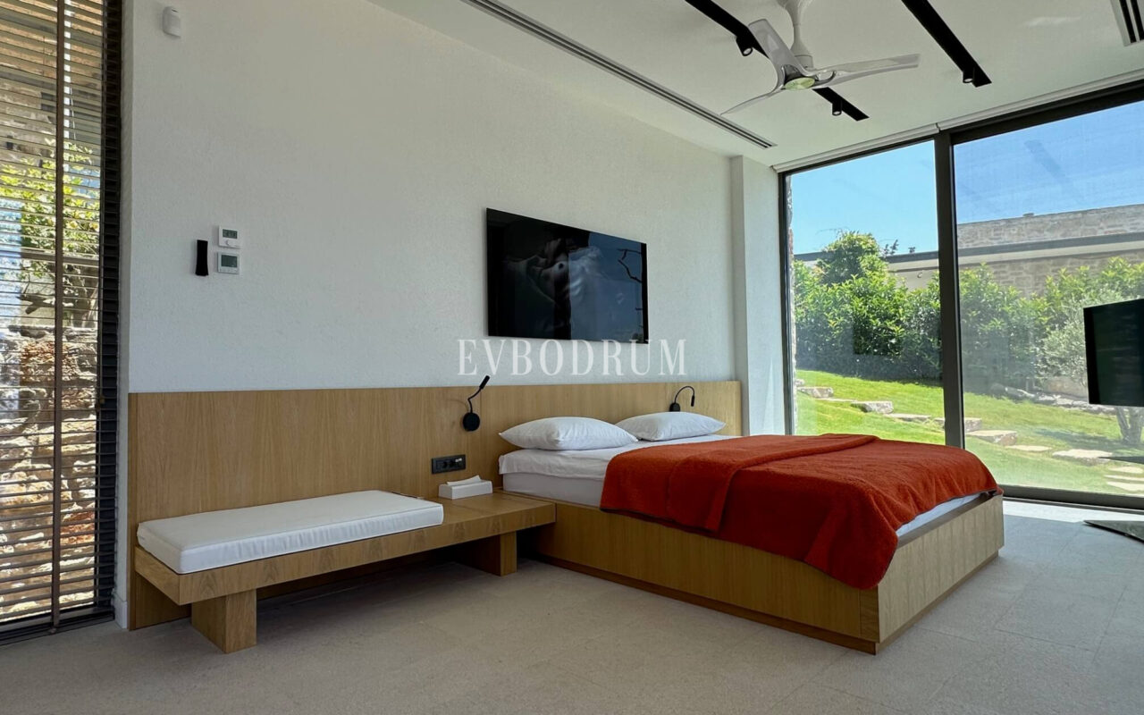 Modern, havuzlu ve geniş bahçeli villa