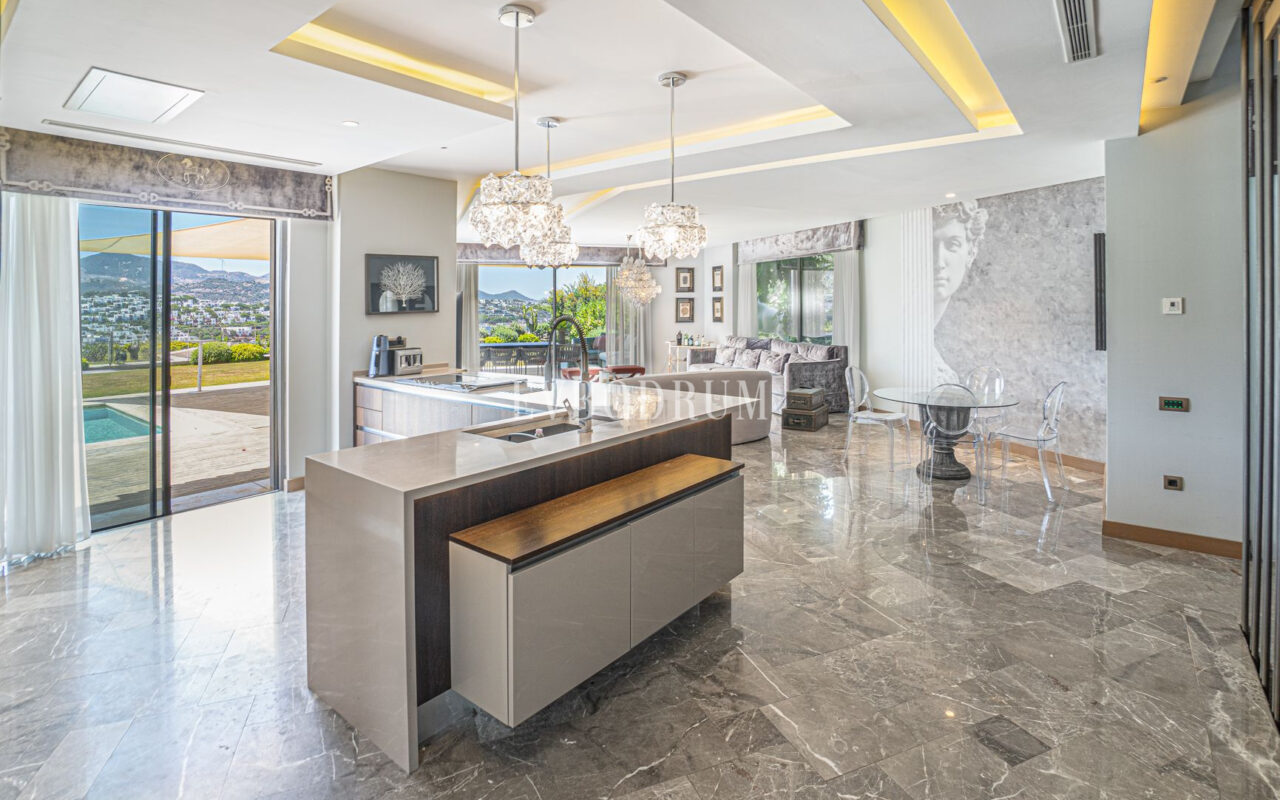 Plajlı sitede, özel havuzlu villa