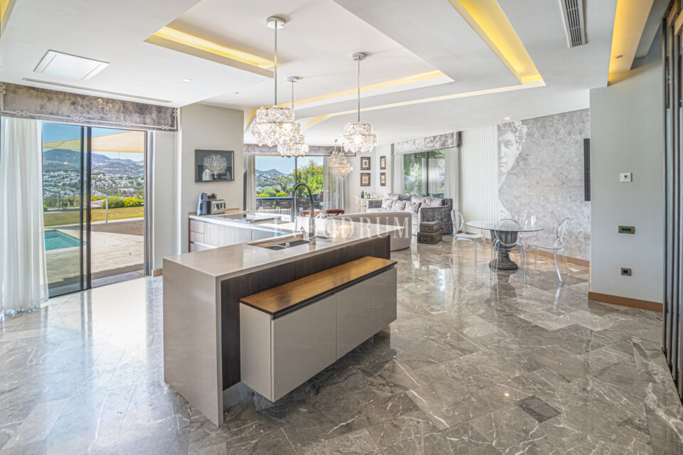 Plajlı sitede, özel havuzlu villa