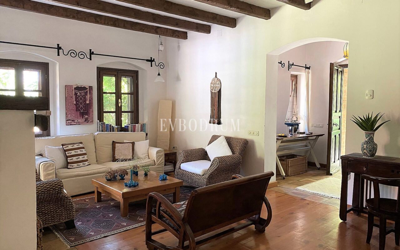 Geniş Bahçeli ve Özel Havuzlu Kiralık Taş Ev