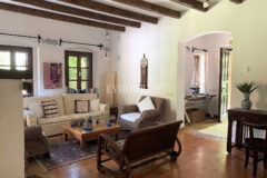 Geniş Bahçeli ve Özel Havuzlu Kiralık Taş Ev