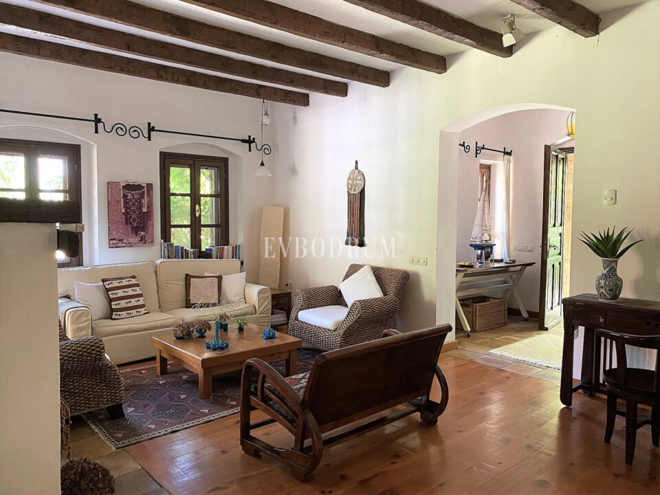 Geniş Bahçeli ve Özel Havuzlu Kiralık Taş Ev – Görsel 6