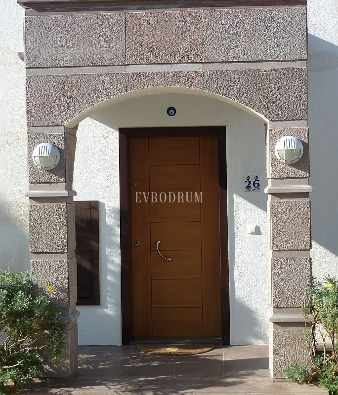 Deniz manzaralı, ortak havuzlu tripleks villa