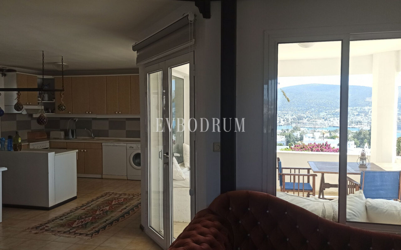 Merkezi lokasyonda, deniz manzaralı ikiz şehir evi