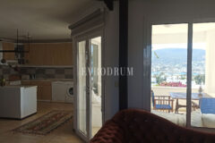 Merkezi lokasyonda, deniz manzaralı ikiz şehir evi