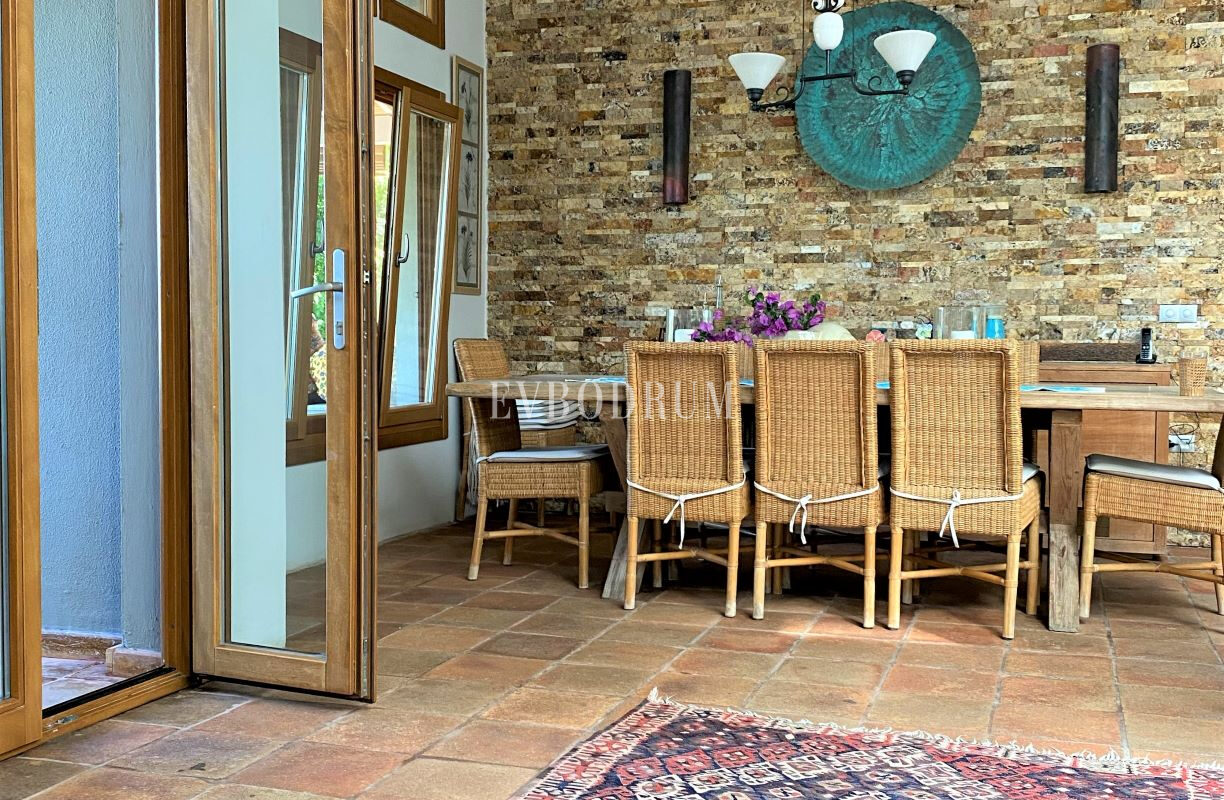 Denize Yürüme Mesafesinde Havuzlu Geniş Villa