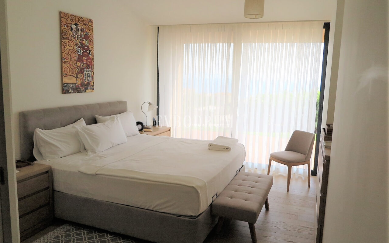 Özel Havuzlu ve Bahçeli Denize Sıfır Villa