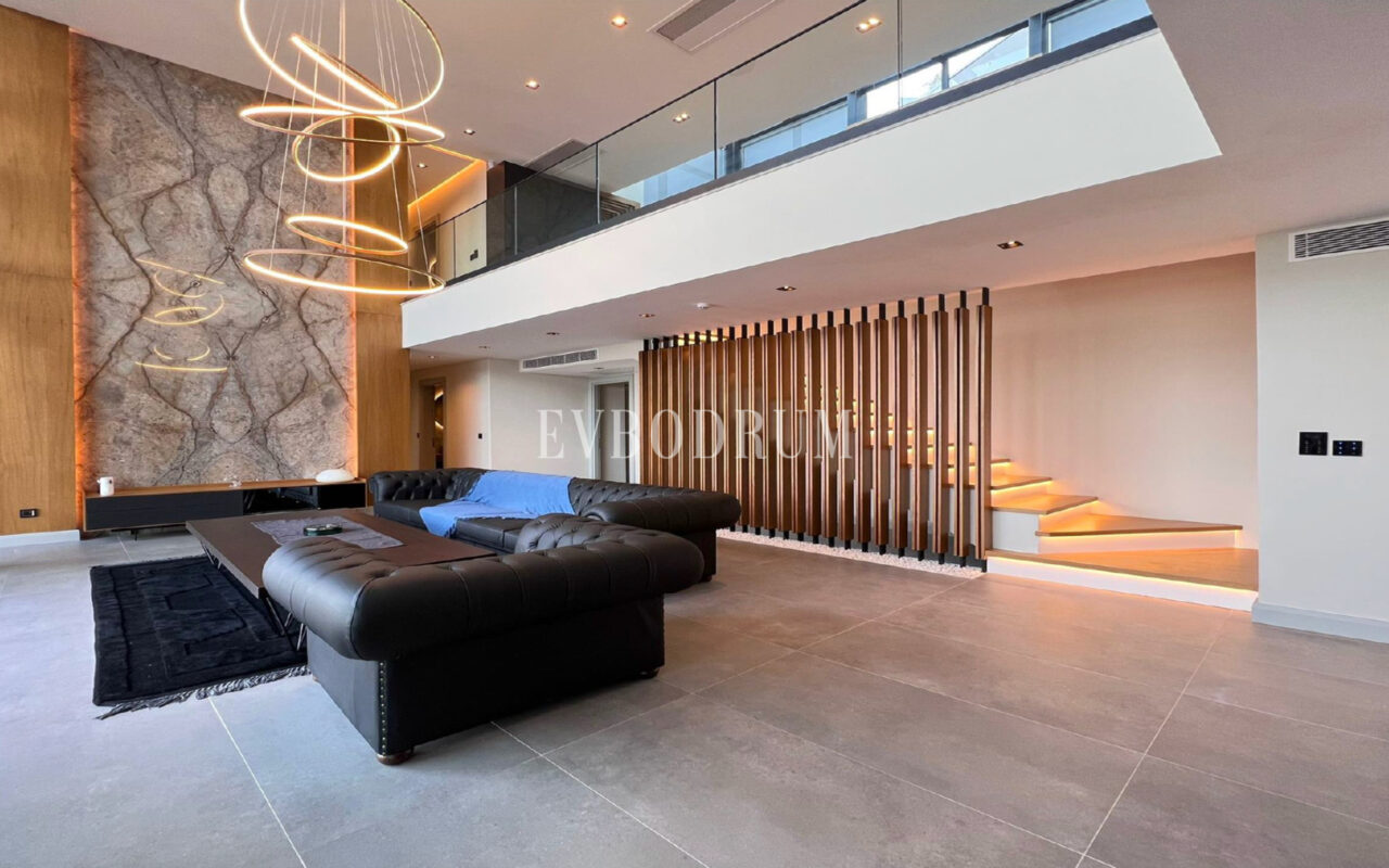 Yeni tamamlanmış, deniz manzaralı, özel havuzlu ve bahçeli villa