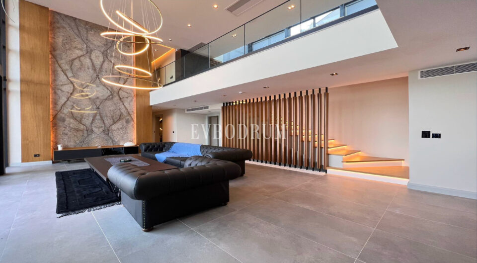 Yeni tamamlanmış, deniz manzaralı, özel havuzlu ve bahçeli villa – Salon