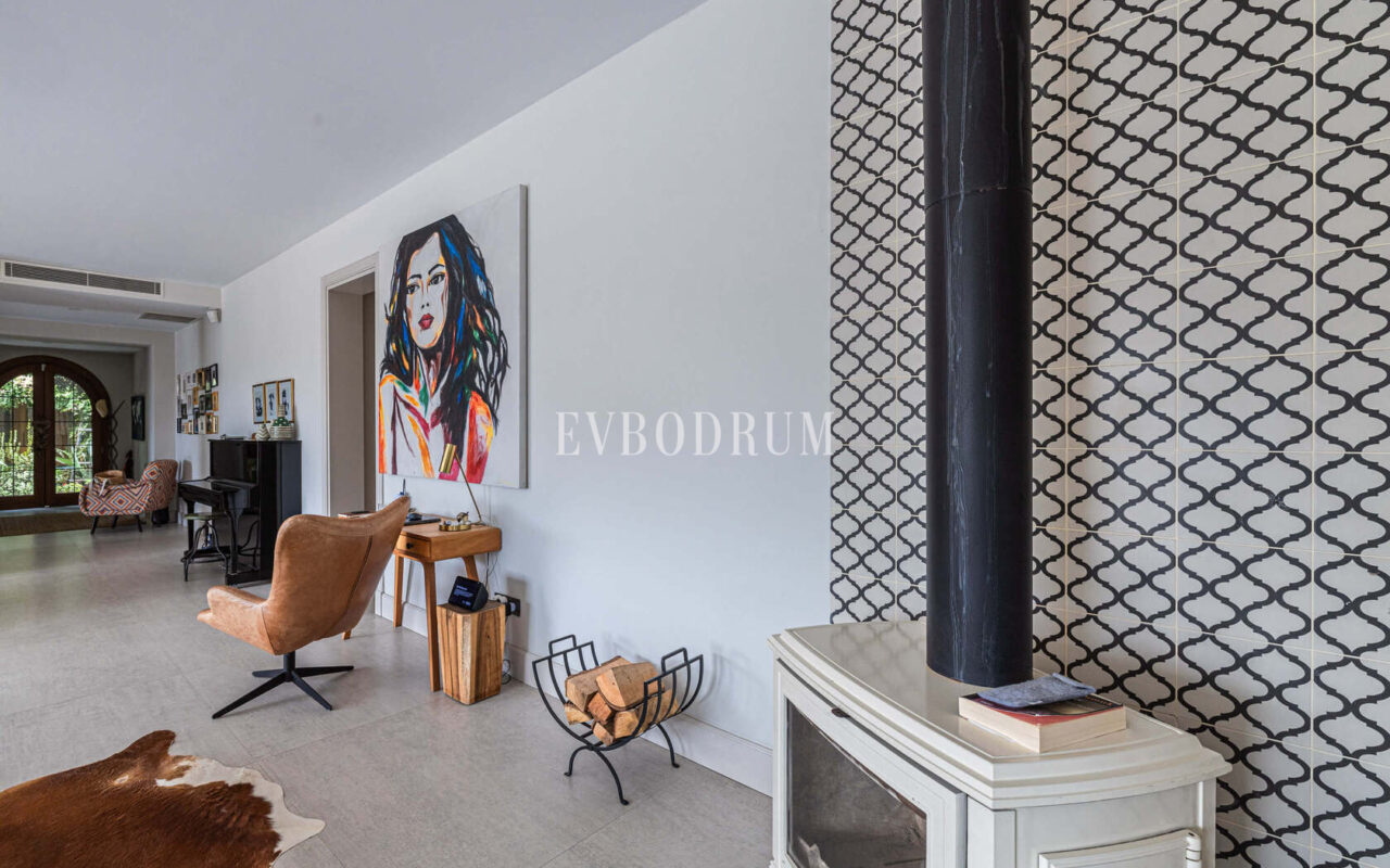 Merkezi lokasyonda zarif, tek katlı, havuzlu villa