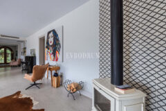 Merkezi lokasyonda zarif, tek katlı, havuzlu villa