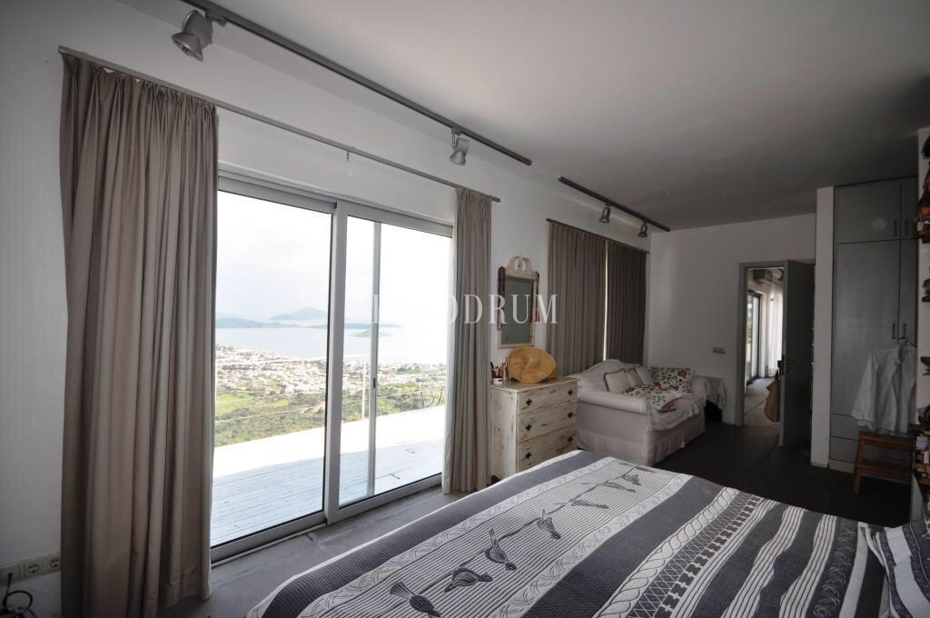 Yahşi’nin en güzel tepesinde, panoramik manzaralı havuzlu villaa