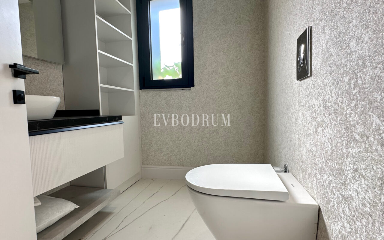 Ön sırada, havuzlu ve plaja erişimli yeni villa