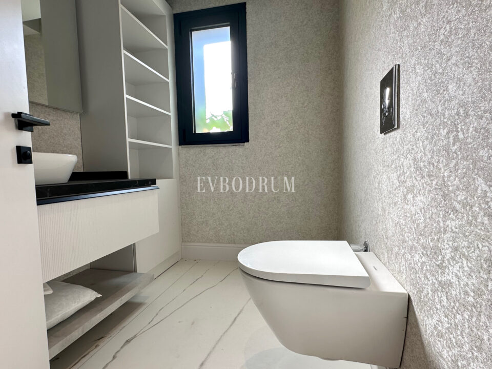 Ön sırada, havuzlu ve plaja erişimli yeni villa – Görsel 12