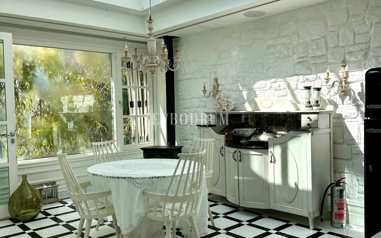 Zarif ve özel, havuzlu, manzaralı şehir evi