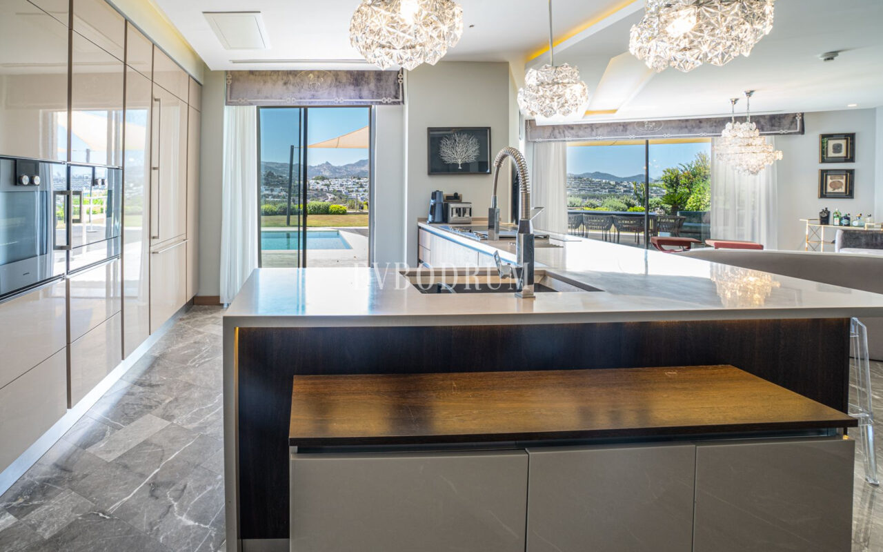 Plajlı sitede, özel havuzlu villa