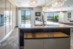 Plajlı sitede, özel havuzlu villa