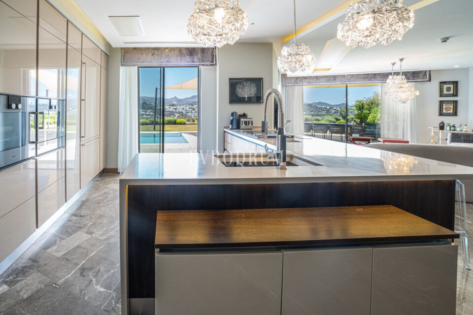 Plajlı sitede, özel havuzlu villa