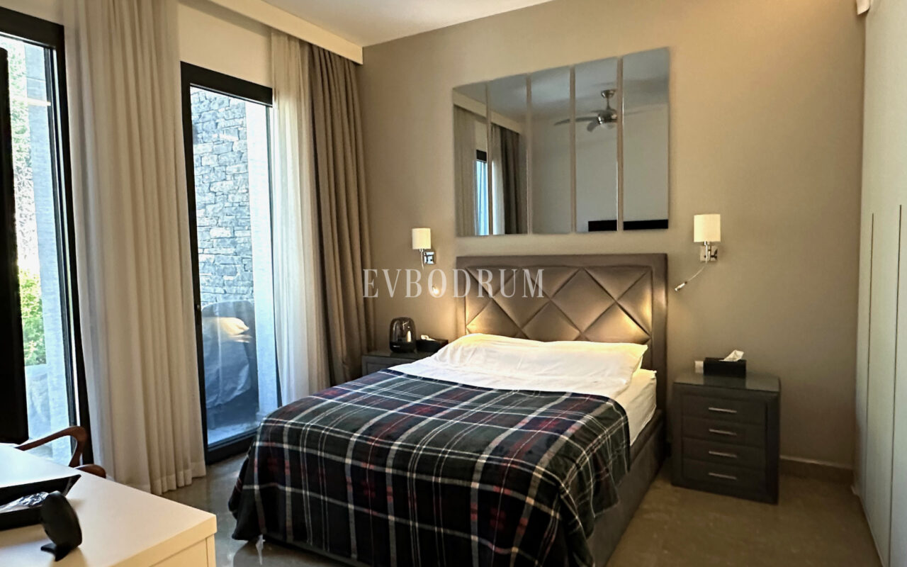 Bitez’de 2 Havuzlu, Misafir Evli Büyük Bahçeli Villa