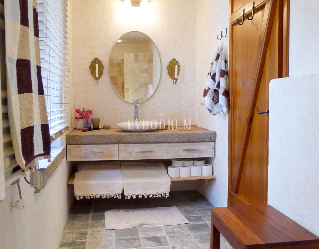 Havuzlu ve Panoramik Deniz Manzaralı Şık Ev