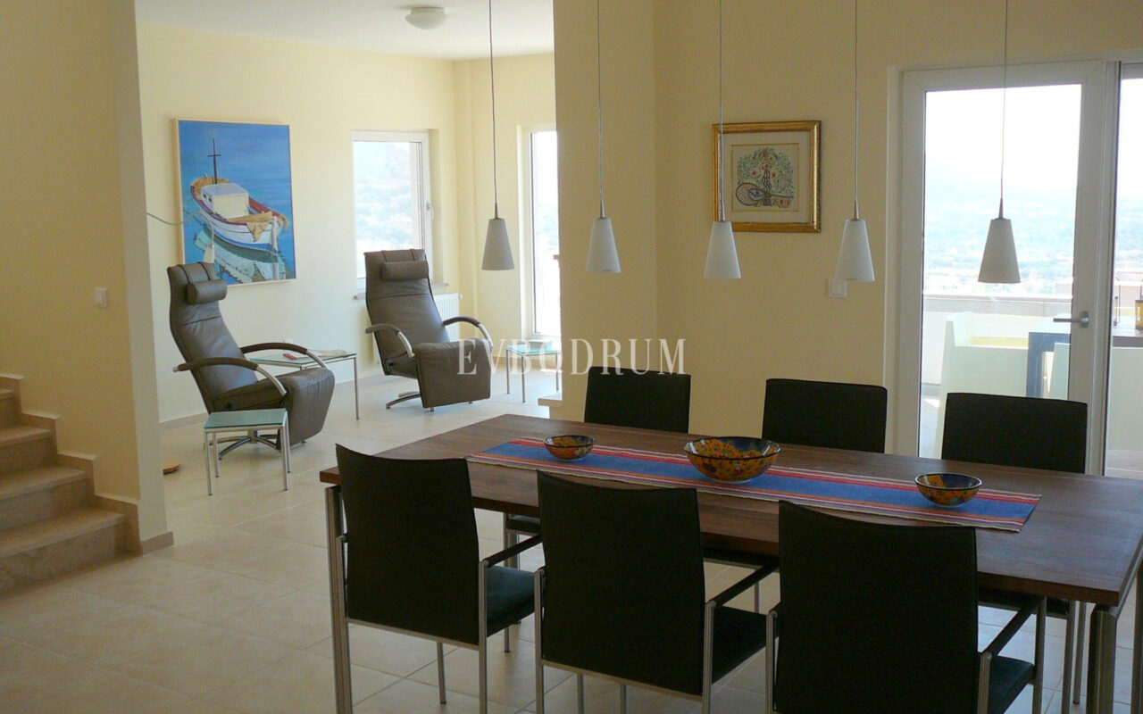 Deniz manzaralı, ortak havuzlu tripleks villa