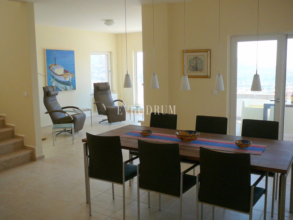 Deniz manzaralı, ortak havuzlu tripleks villa – Görsel 4