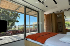 Modern, havuzlu ve geniş bahçeli villa