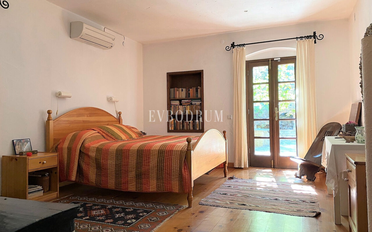 Geniş Bahçeli ve Özel Havuzlu Kiralık Taş Ev