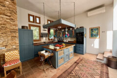 Plaja yürüme mesafesinde, havuzlu ve bahçeli geniş villa