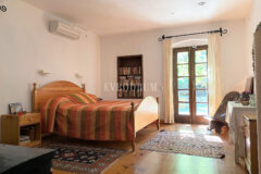 Geniş Bahçeli ve Özel Havuzlu Kiralık Taş Ev